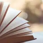 Écrire une nouvelle est un excellent exercice d’écriture. En effet, ce récit court comporte différentes spécificités qui le rendent particulièrement intéressant d’un point de vue stylistique. Afin de travailler votre plume, nous vous proposons quelques conseils.