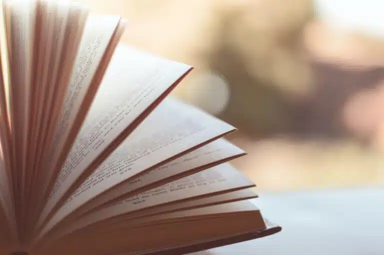 Écrire une nouvelle est un excellent exercice d’écriture. En effet, ce récit court comporte différentes spécificités qui le rendent particulièrement intéressant d’un point de vue stylistique. Afin de travailler votre plume, nous vous proposons quelques conseils.