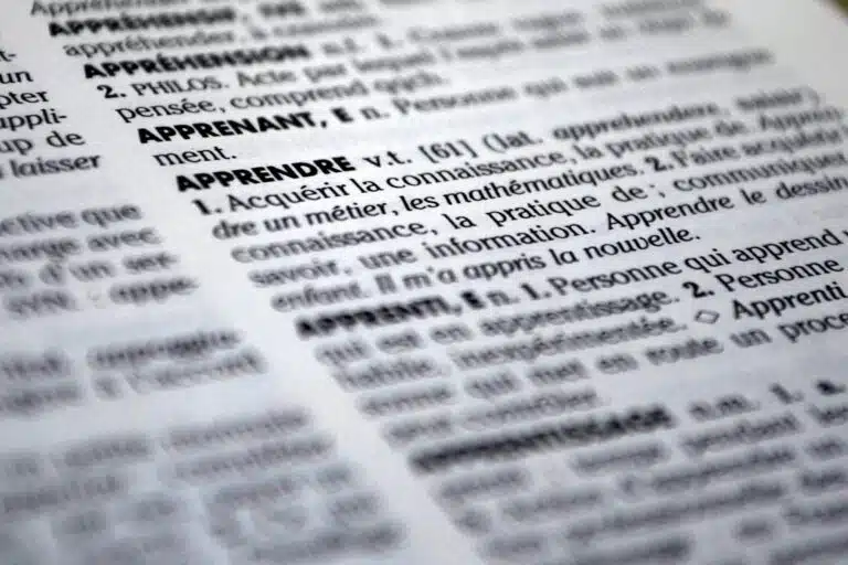 Après avoir déterminé le physique, la personnalité, l’âge, la nationalité, le style vestimentaire, le petit-déjeuner favori de ses personnages… il convient de se poser une question : comment vont-ils s’exprimer dans les dialogues ? Auront-ils un langage particulier, distinctif du français standard ? Auquel cas est-il pertinent de lui laisser place dans le récit ou est-il plus sage d’opter pour une langue plus traditionnelle ?